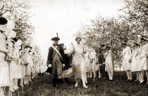 Queen Shenandoah IV and retinue in orchard